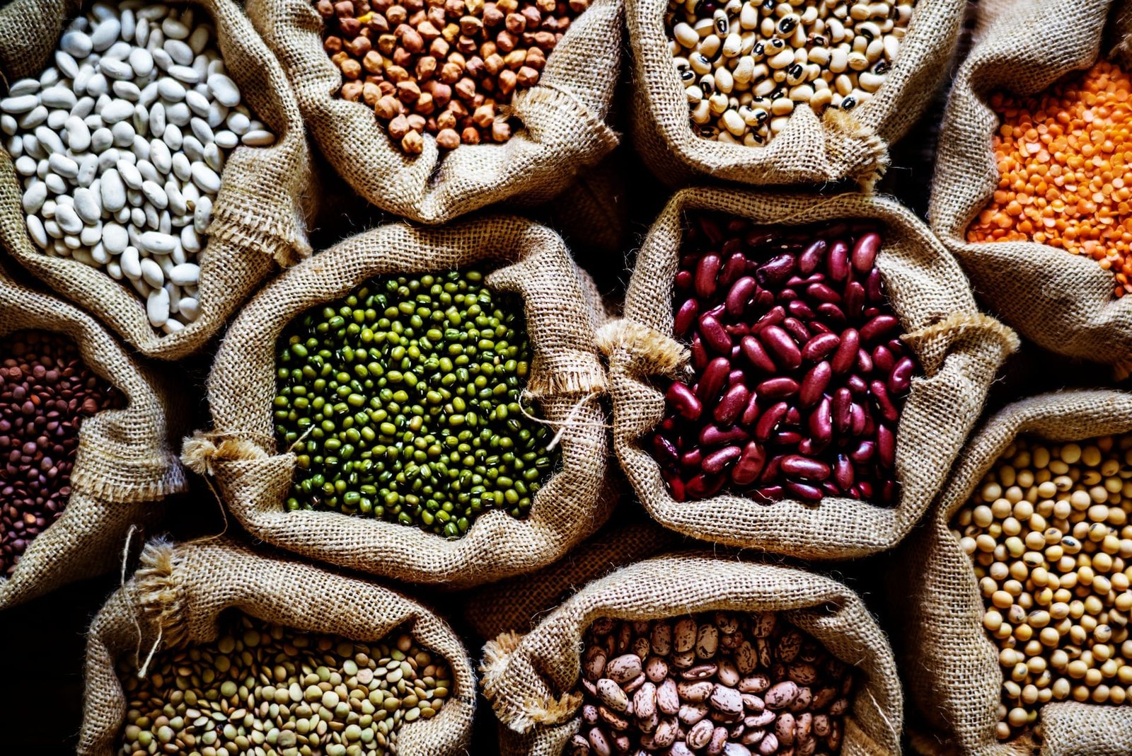 منتجات غذائية متنوعة